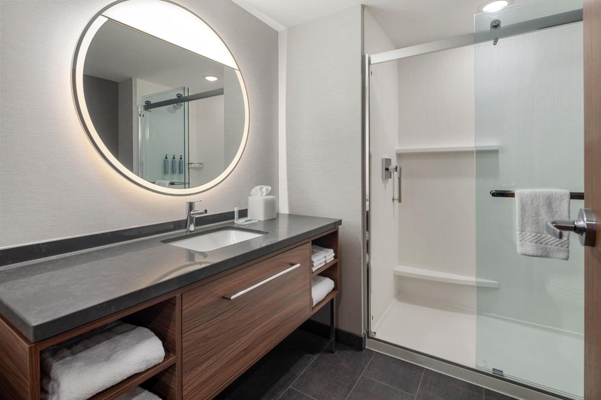 Courtyard By Marriott Бетендорф Екстериор снимка