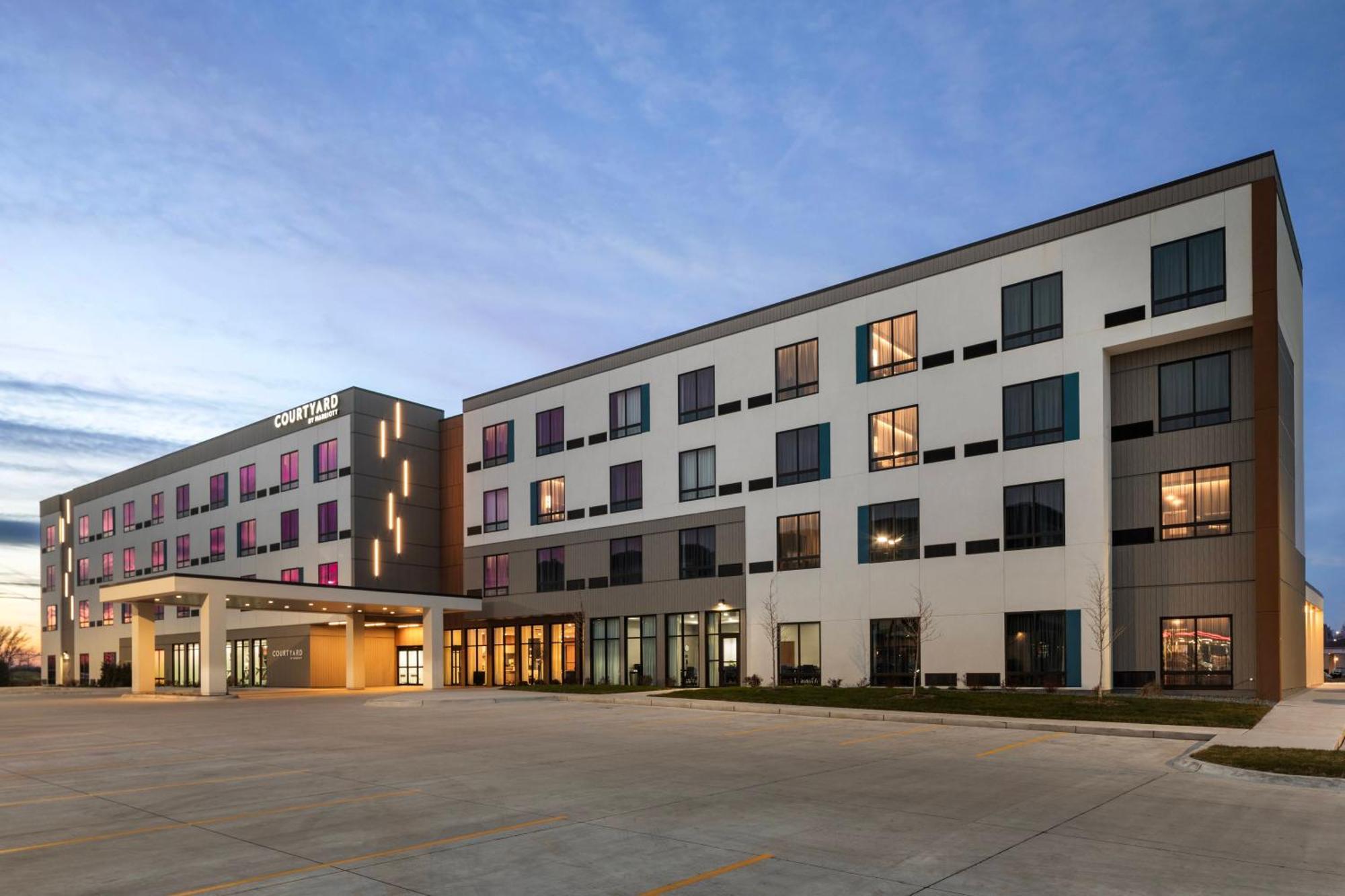 Courtyard By Marriott Бетендорф Екстериор снимка