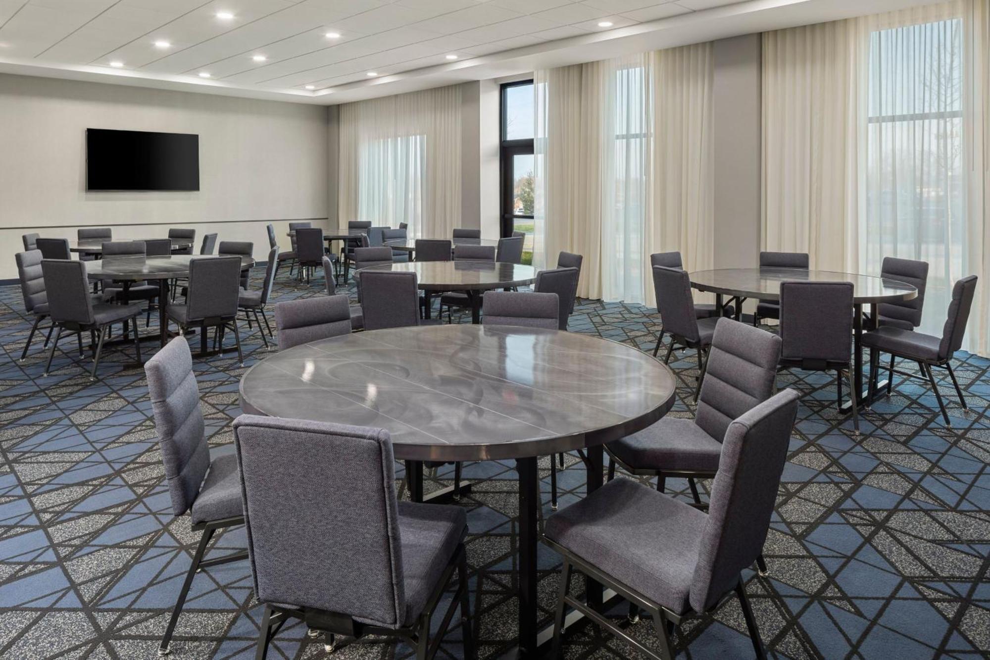 Courtyard By Marriott Бетендорф Екстериор снимка