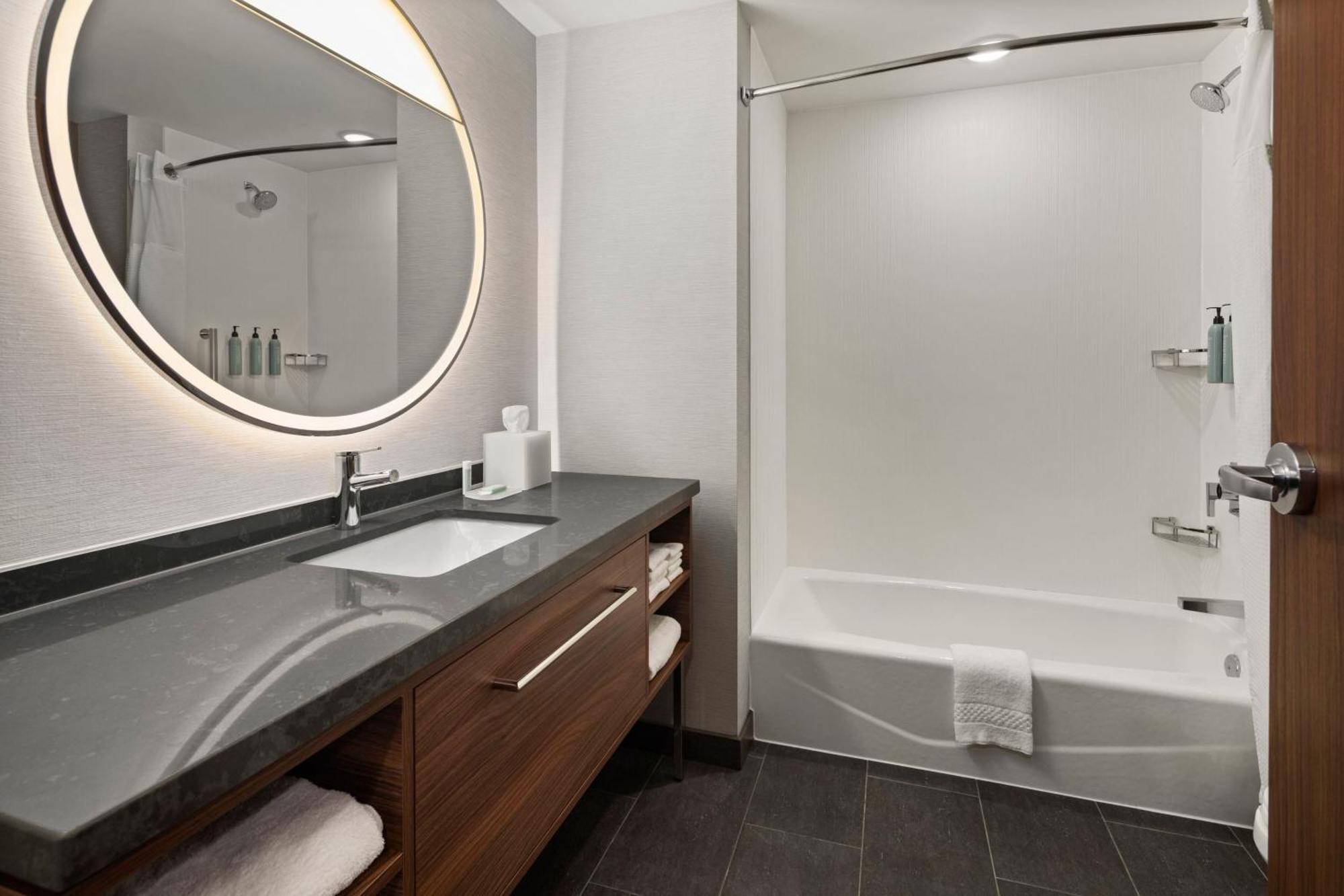Courtyard By Marriott Бетендорф Екстериор снимка
