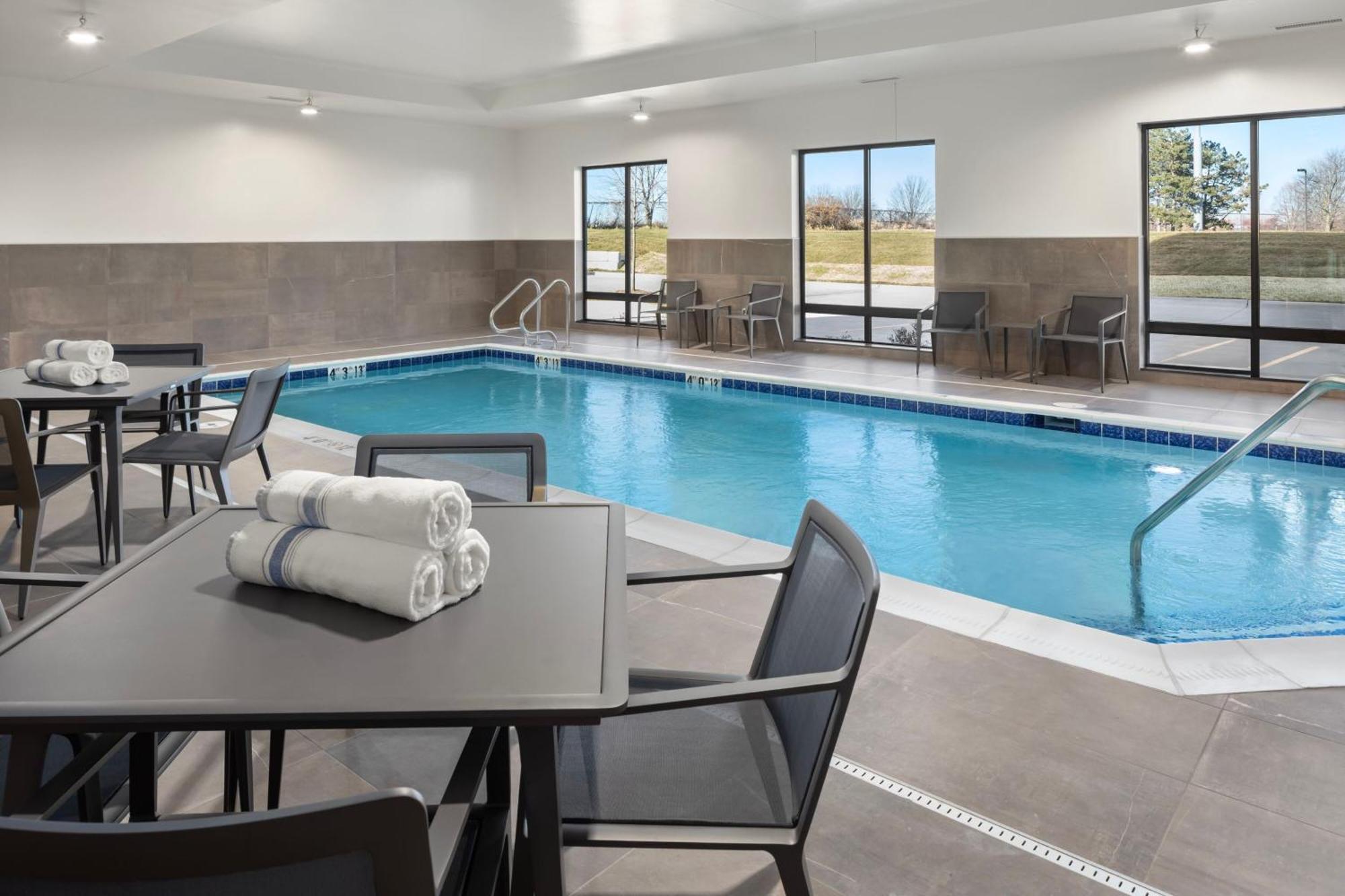 Courtyard By Marriott Бетендорф Екстериор снимка