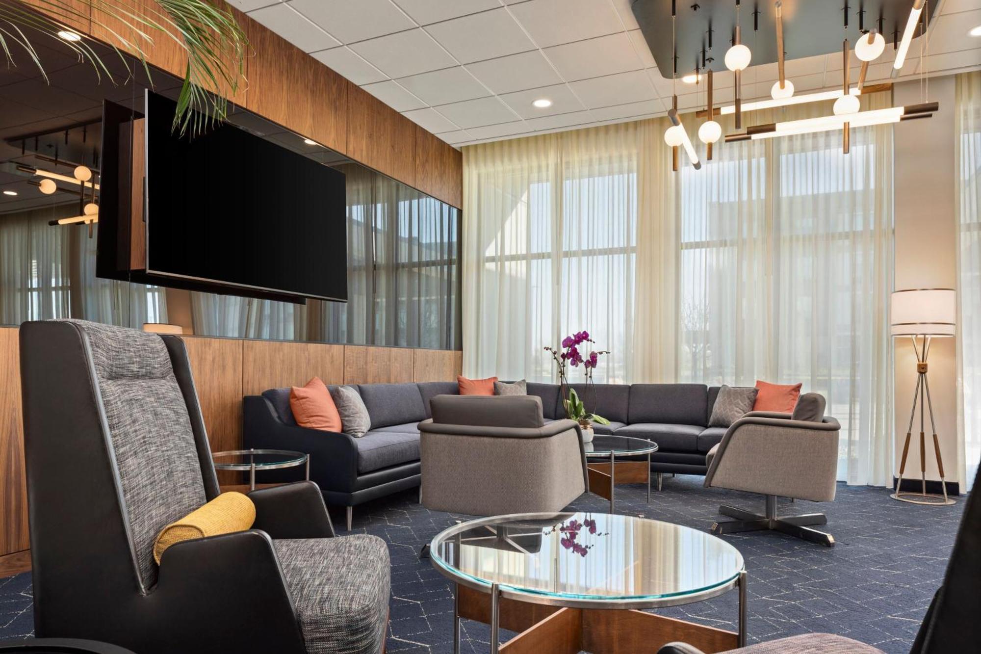Courtyard By Marriott Бетендорф Екстериор снимка