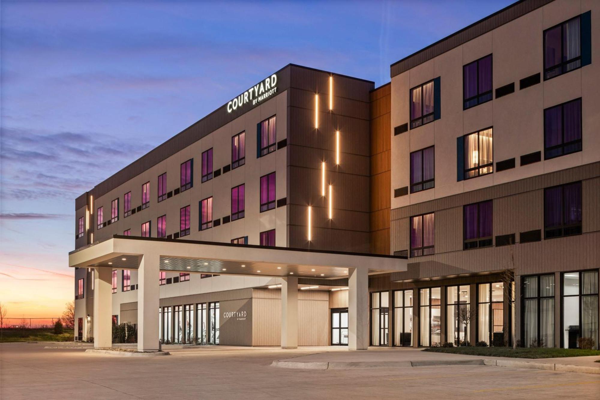 Courtyard By Marriott Бетендорф Екстериор снимка